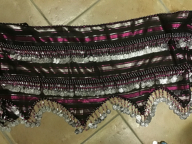 RR05 Heupsjaal met rijen zilverkleurige munten en pegels, golfrandzoom. Sjaal is in diverse kleuren te bestellen.