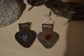 Tribal ornament - hartdruppel. Mooi bewerkt met steen