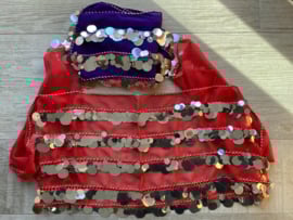 RR11 Heupsjaal met rijen zilverkleurige pailletten. Sjaal is in diverse kleuren te bestellen.
