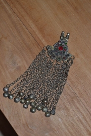Tribal ornament - rond met stralen. Kleine, gekleurde stenen, kettingfranjes met belletjes