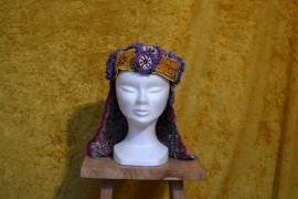 Tribal hoed, gekleurd met nekbedekking