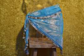 D29A Driehoeksjaal turquoise melée stof rondom zilverkleurige munten en bolletjes.