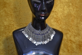 Tribal halsketting C met zilveren kettingen en plaatjes op blauwe stof