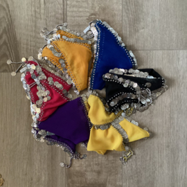 D29 Driehoeksjaal afgezet met zilverkleurige munten en bolletjes. Sjaal is in diverse kleuren te bestellen.