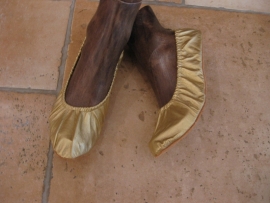 Schoenen goud- of zilverkleur met een zachte, platte zool
