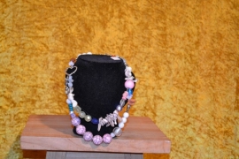 Ketting, 2 rijen, mix roze kralen met andere kralen en parelmoer