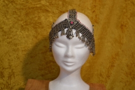 Tribal haarversiering E brede stoffenband met metaal versierd, midden grote steen