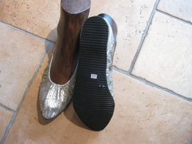 Dansschoenen. Goud of zilverkleur, geborduurd. Rubber zool.