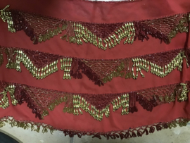 RP01 Heupsjaal Batikstof met piramides van kralen en pegels. Sjaal is in diverse kleuren te krijgen