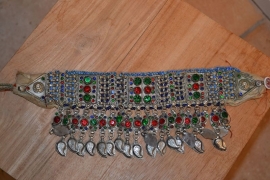 Tribal halsketting F - medaillons met gekleurde stenen en in de franje lange stenen