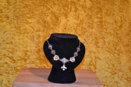 Strassketting, ornamenten geschakeld met bloemen. ST01