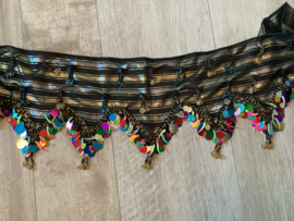 RR25 Sjaal met golfrand in melaya-stof met versieringen van kralenfranjes, hoepelpailletten en ornamenten