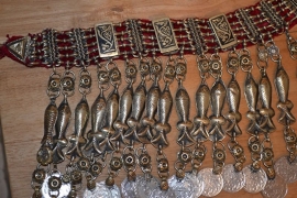 Tribal halsketting D - Visjes met bewerkte medaillons op rode stof