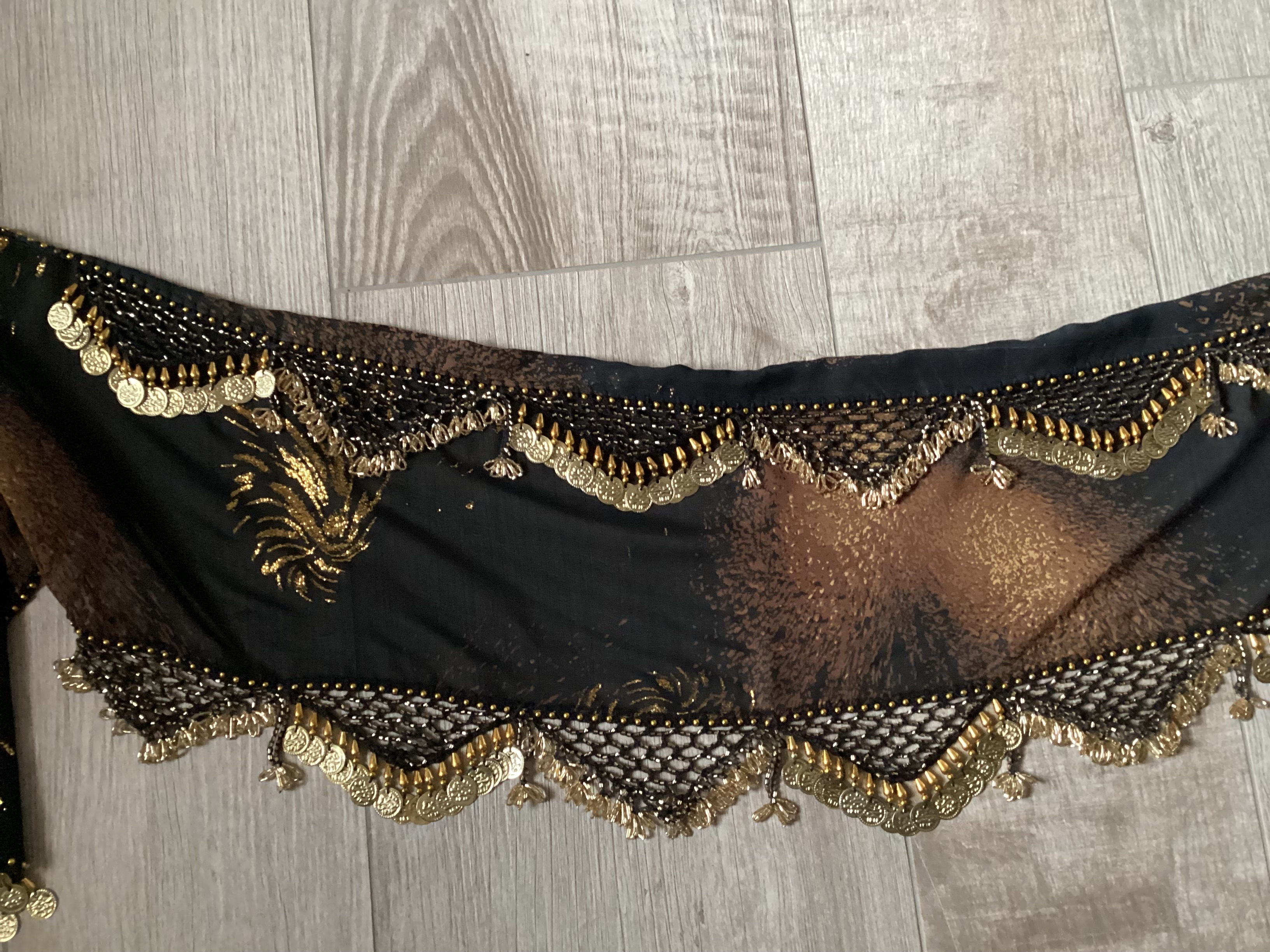 RP09A Goud/zwarte batiksjaal met 2 rijen piramides XL