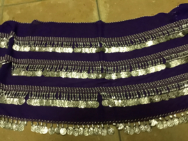 RR06 Heupsjaal met rijen zilverkleurige pegels en munten. Sjaal is in diverse kleuren te bestellen.