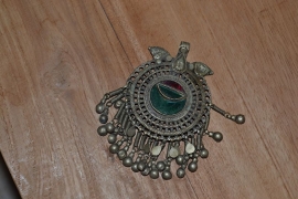 Tribal ornament - rond. Rood/groen, springveren met belletjes