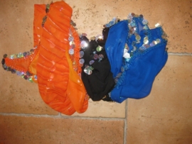 D35 Driehoeksjaal met rondom zilverkleurige pailletten. Donkerblauw