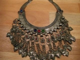 Tribal choker B met 3 stenen en kettingen met druppels