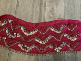 RP02 Heupsjaal, met piramides van kralen en zilverkleurige munten. Sjaal is in diverse kleuren te bestellen