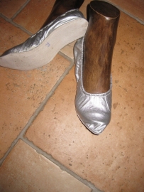 Schoenen goud- of zilverkleur met een zachte, platte zool