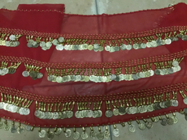 RR06 Heupsjaal met rijen goudkleurige pegels en munten. Sjaal is in diverse kleuren te bestellen.