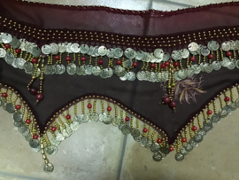 RR15 Bordeaux batik sjaal met golfrand en goudkleurige rijen munten en bolletjes