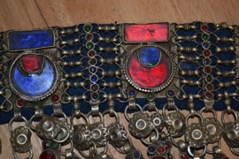 Tribal halsketting I - Ronde zonnen in blauw en rood, gekleurde stenen in de franje en munten