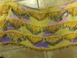 RP02 Heupsjaal met piramides van kralen en goudkleurige munten. In diverse kleuren te krijgen.