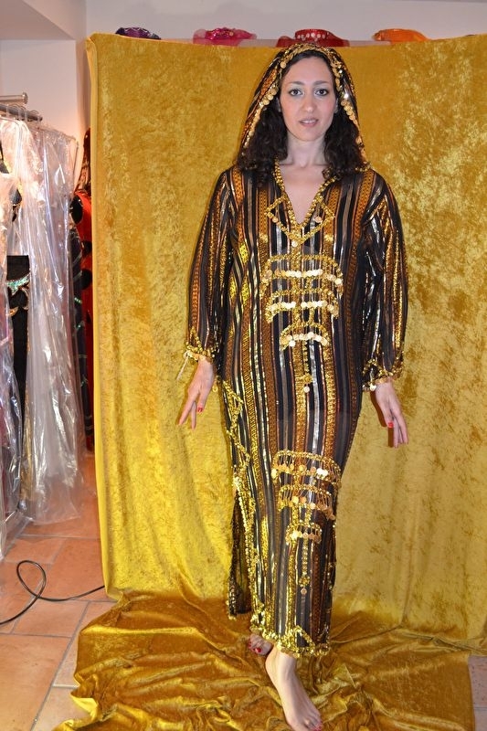 Baladi jurk - goudbruin met haarversiering