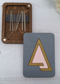 Houten naaldendoosje TRIANGLE met magneet
