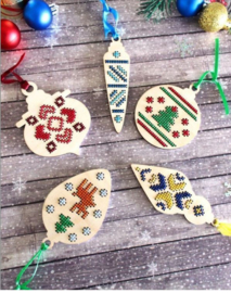 5 houten borduurhangers KERST