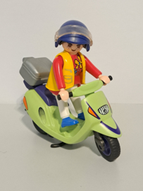Meisje op scooter (15560)