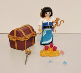Piraat vrouw met schatkist (16673)