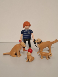 Man met golden retrievers (16162)