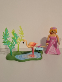 Prinses met flamingo in vijver (16031)