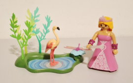 Prinses bij flamingo vijver (17226)
