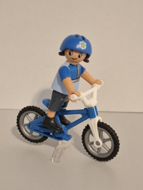 Jongen op fiets (16057)