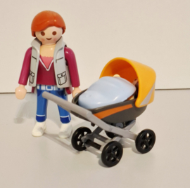 Moeder met baby in kinderwagen (16681)