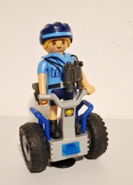 Politie op segway met verrekijker (16962)