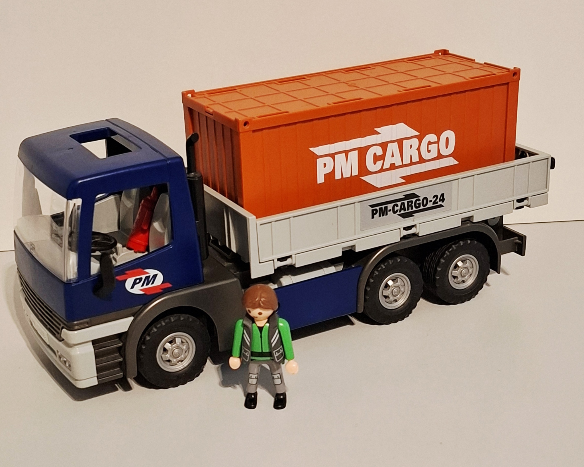 Vrachtwagen met container (16650)