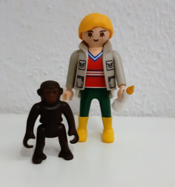 Baby gorilla met verzorger  (11086)