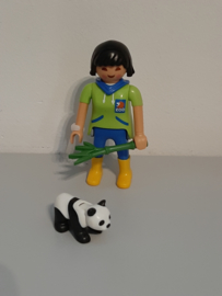 Baby panda met verzorgster (17)