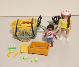 Moeder en kind met bakfiets (17438)