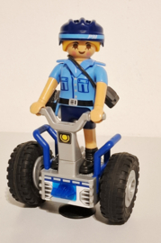 Politie op segway met tasje (16963)