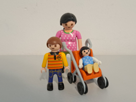 Zwangere moeder met buggy (15115)