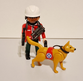 Reddingswerker met hond (16686)