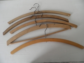 Oude houten franse hangertjes en een broek hangertje (set van 5)