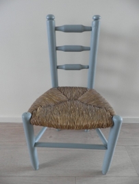 Grijs/blauw houten stoeltje met gevlochten zitting