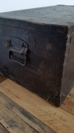 Oude zware zwarte houten kist VERKOCHT