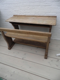 Oud houten schoolbankje met tafeltje en aparte vakken eronder VERKOCHT